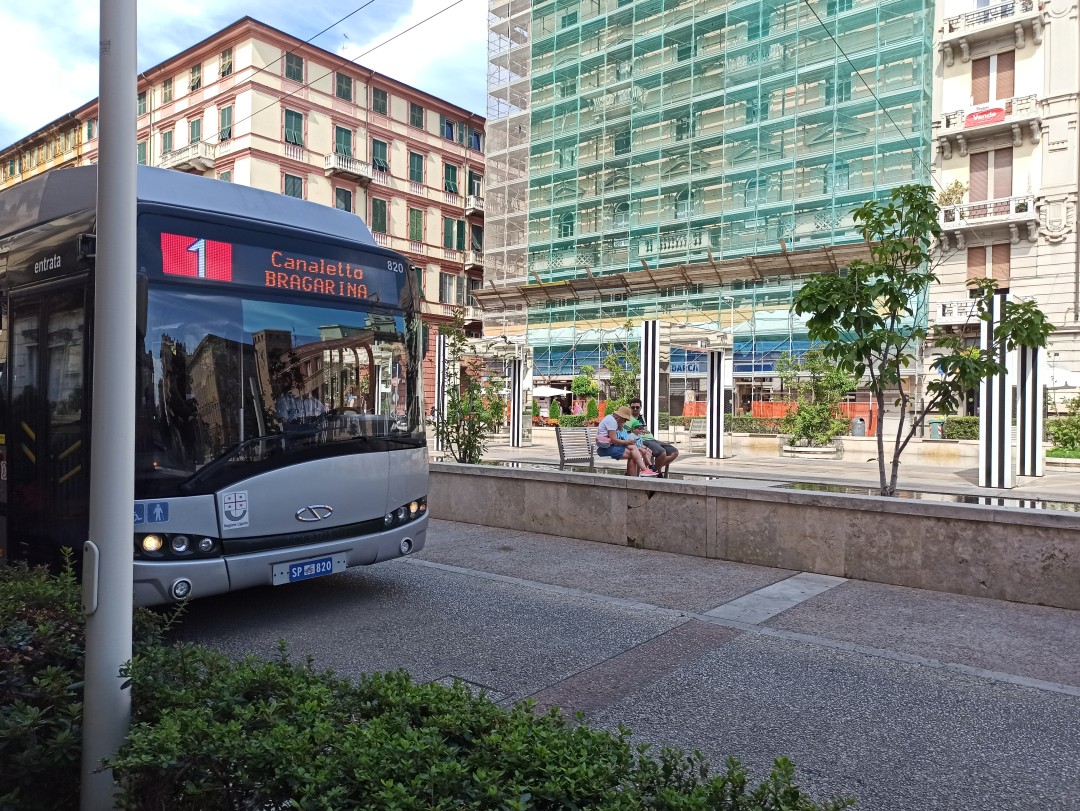 Obus Nr. 820 vom polnischen Typ Solaris Trollino 12 auf der Piazza Guiseppe Verdi